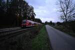 br-0-425-siemensadtranzbombardierdwa/831388/am-abend-des-211123-kam-ein Am Abend des 21.11.23 kam ein dreiteiliger S1 Zug mit gut zwanzig Minuten Verspätung in Neckarburken gen Mosbach eingefahren.