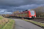 Eine S1 Doppeleinheit vom 425 722-6 geführt aus Richtung Kleineichholzheim kommend in Schefflenz ablichten am Nachmittag des 29.12.2023 