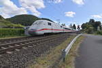 401 073 führt einen ICE rechtsrheinisch  bei Leutesdorf gen Siegburg am Freitag den 22.9.2023