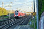 Ein RB68 Zug aus Edingen kommend fährt hier in Heidelberg Pfaffengrund/Wieblingen ein am 18. April 2023