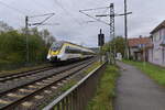 SWEG 8442 823 steht als MEX18 nach Reutlingen in Herbolzheim Jagst am Bahnsteig.