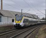 8442 106 führt einen doppelten dreiteiligen RE10a Zug nach Heilbronn Hbf an, als er hier durch Kochendorf kommt. 7.1.2024