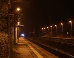 Na welche Baureihe kommt dort? Beim abendlichen warten auf die Stopfmaschine konnte ich dieses Bild erstellen...Bahnsteigbeleuchtung kontra LED....Schleswig 12.10.2013