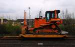 Auf einem Spezialwagen der DB Bahnbaugruppe abgestellt steht die CAT D5M LGP Planierraupe im Bhf.Rendsburg 12.04.2014.