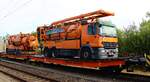 4-gattung-l-flachwagen-mit-einzelradsaetzen-in-sonderbauart/784096/d-rails-27-80-4313-550-0-revmal090318 D-RAILS 27 80 4313 550-0, REV/MAL/09.03.18, Gattung Laads, beladen mit 2 Saug/Spül-LKW, Rendsburg 23.08.2022
