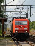 DBS/RSC 185 334-7 rauscht hier mit dem Ewals/Rhenus KLV(44722)nach Hannover Linden durch den Bhf Jübek.
