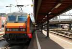 bb-26000-sybic/565452/sncf-sybic-526151alstom5600kw888t200kmh-bj-1988-98eine-von SNCF 'Sybic' (5)26151(Alstom,5600kW,88.8t,200km/h, Bj 1988-98)eine von 14 im Jahre 2012 für die Regionalverkehrssparte TER eingestetzten Loks steht hier mit einer 10 Wagen Einheit abgestellt im Schweizer Teil des Bahnhofes Basel. 01.06.2012