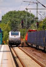 Für die Rangierarbeiten in Jübek muss die Diesellok nach vorne und die E-Lok wird einfach hinten angehängt, hier umfährt die 37053 den Zug im Bhf Schleswig.