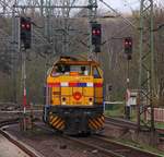 Strukton Rail 303007/92 84 2275 307-1 brachte eine MFS Gleisbau-Einheit nach Padborg und rauscht hier als Tfzf 94067 durch Schleswig Richtung Hamburg. 11.04.2014