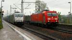 Der zweite Zug der an dem immer noch wartenden Holzzug vorbeirauschte war ein von TXL-Austria 0185 418-3 gezogener KLV aus Italien/Verona in dem auch die RBSAF/AngelTrains/TXL 6185 615-2