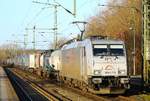Auch wenn im Moment nur ganz wenige Güterzüge fahren, der DGS 45699 ist Sonntags immer unterwegs...hier rauscht er mit der TXLA Zuglok 0 185 417-5 durch Schleswig.