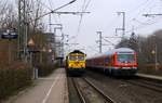 br-3-650-class-66/574214/fpl-660053-650-004-6-muss-mit FPL 66005/3 650 004-6 muss mit ihrem Leer-Zug im Bhf Jübek noch etwas warten bis der RE7 nach Hamburg via Gegengleis vorbeigefahren ist. Jübek 23.03.2015