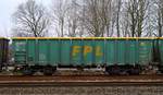 Vierachsiger offener Güterwagen der Gattung Eamnoss 11 des EVU FPL registriert unter 3151 5841 126-6 PL-FPL eingereiht in einen Kalk-Zug, aufgenommen im Bhf Jübek. 23.03.2015