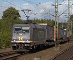 br-241-traxx-f140-ac2/543700/241001-5-der-hectorrail-durchfaehrt-hier-mit 241.001-5 der Hectorrail durchfährt hier mit einem KLV-Zug Schleswig. 12.09.12