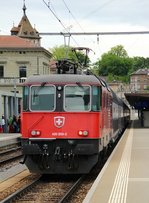 SBB Re 4/4 II 420 203-2 schob den von 420 216 gezogenen Zug kräftig mit an. Schaffhausen 01.06.2012