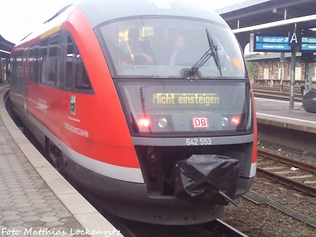  642 503/553 wird in krze aufs Abstellgleis gefahren im Bahnhof Stralsund Hbf am 15.8.11