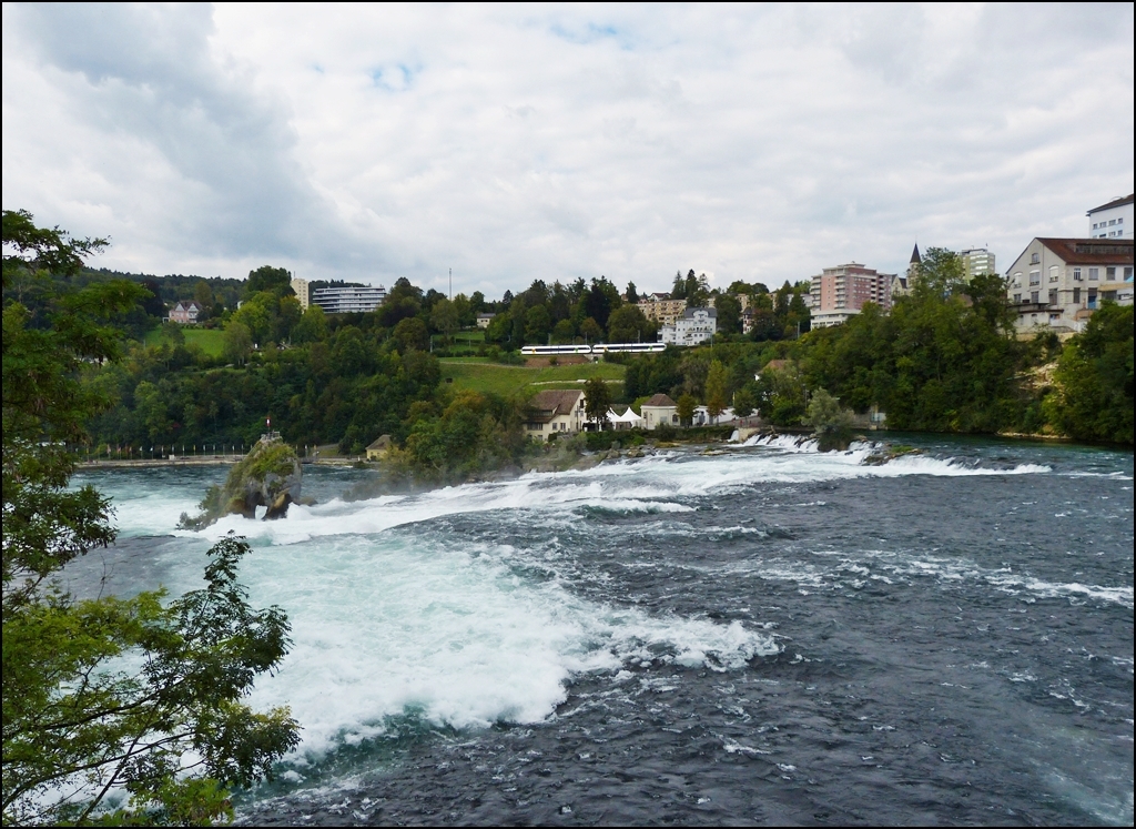 - Am Rheinfall - Fr Paddelboote ist hier Schluss, aber die Thurbo Doppeleinheit Stadler GTW RABe 526 fhrt unbehindert von Schaffhausen nach Blach. 13.09.2012 (Hans)