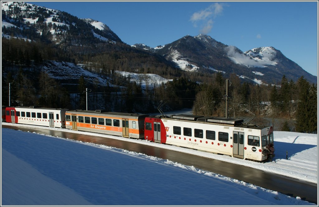 ... und dabei haben die TPF-Zge hin und wieder kaum auf dem Bild Platz. 
Bei Lessoc, den 28. Jan. 2013