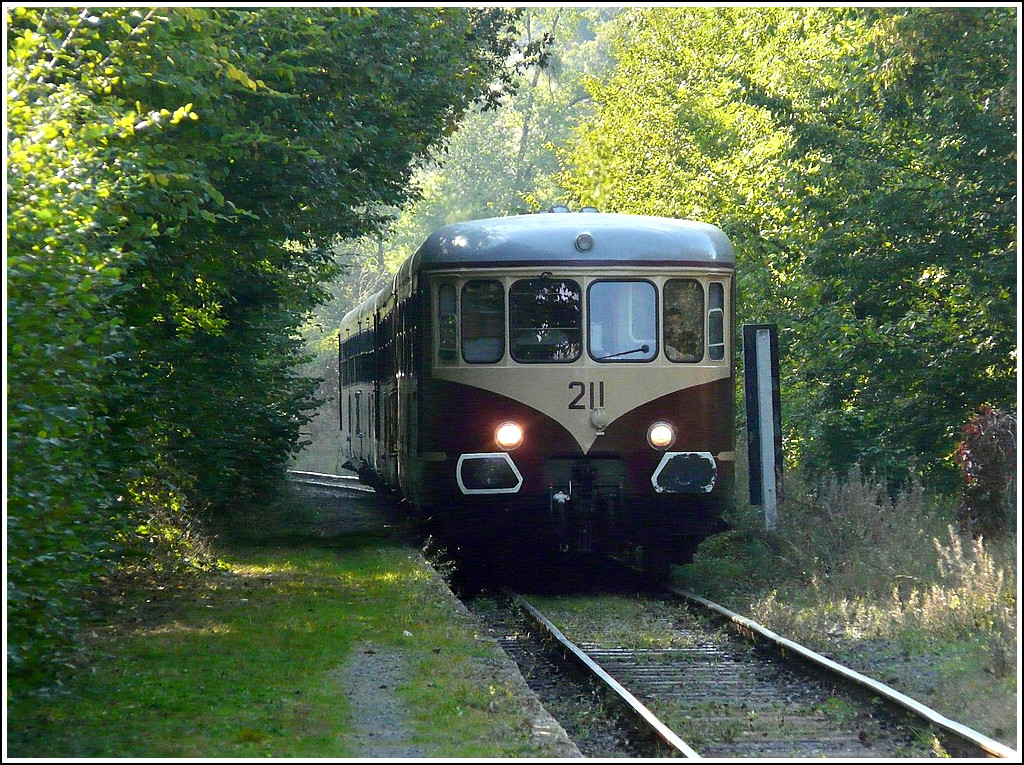 . Die beiden erhaltenen WESTWAGGON Triebwagen (201/211 und 208/218) pendelten am 27.09.2009 auf der Museumsstrecke des CFV3V zwischen Mariembourg und Treignes, hier bei der Ankunft im Bahnhof Vierves-sur-Viroin. (Jeanny) 