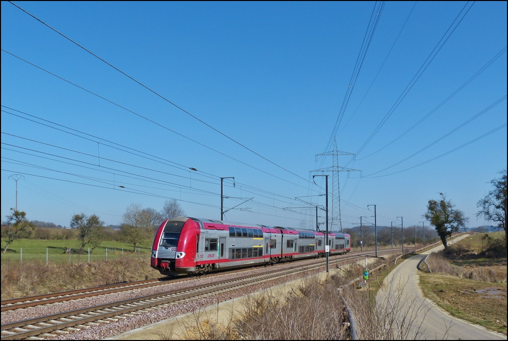 . Die Computermaus Z 2202 war am 04.03.2012 als RB 5062 Luxembourg - Longwy (F) zwischen Dippach und Schouweiler unterwegs, als sie an mir vorbei fuhr. Fast an der ganzen Strecke Luxembourg - Ptange (Ligne 70) fhrt ein Velo- und Wanderweg entlang und es gibt jede Menge Omabnke und Abfalleimer. ;-) (Hans)