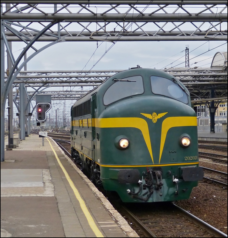 . Die Museumslok HLD 202.020 (ex CFL 1602) durchfhrt am 11.05.2013 den Bahnhof Bruxelles Midi. (Hans)

Das Bild bietet mir die Gelegenheit die Rundnase 1602 vorzustellen:

Die Geschichte der CFL Srie 1600: Als 1954 die internationale Fahrplankonferenz die Mindestgeschwindigkeit von Schnellzgen auf 80 km/h heraufsetzte, mussten die CFL schnellstens eine langfristige Lsung herbeisuchen, da ihre Dampflokomotiven mit 80km/h den neuen Normen nicht gewachsen waren. Man beschloss daher vier schwere Diesellokomotiven zu bestellen, eingebunden in einen schon gettigten Groauftrag der belgischen Eisenbahnen. Eine Dreierkonvention wurde unterzeichnet zwischen der SNCB der CFL und der Lokschmiede Anglo-Franco-Belge in La Croyre (B), welche vorsah, da die vier Maschinen , die ursprnglich fr die SNCB bestimmt waren, prioritr an die CFL geliefert wurden. AFB baute die Lokomotiven nach Plnen von General Motors und der schwedischen Lokschmiede NOHAB.

Die 1602 war von 1955 bis 1994 unermdlich bei der CFL im Einsatz. Sie wechselte nach dem Verkauf durch die CFL bereits zweimal den Besitzer. 1995 kam sie in den Besitz von Mrklin Belgien, die sie im Eisenbahn Museum in Treignes (B) hinterstellte. Die Lok blieb dort bis Anfang 1998 und kam nur sehr selten zum Einsatz. 1998 wurde sie dann an einen belgischen Privatmann verkauft, der sie in die Hnde des Museumsvereins PFT/TSP gab. Im Winter 98/99 wurde die 1602 ein zweites mal restauriert und meldete sich als SNCB 202.020 zurck. Diese Nummer htte die Lok schon 1955 erhalten, wre sie nicht in letzter Minute vor der Auslieferung an die CFL verkauft worden.

Die technischen Daten der 1602:

Hersteller: AFB
Baujahr: 1955
Ausmusterung: 1994
Achsformel: Co'Co'
Dienstmasse: 108 Tonnen
Lnge ber Puffer: 18.850 mm
Hhe: 4.237 mm
Maximale Achslast :21 Tonnen
Hchstgeschwindigkeit: 120 km/h
Leistung: 1450 kW

