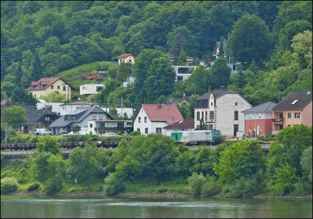 . Gut getarnt wartet ein unbekannt gebliebenes Fretchen auf die Weiterfahrt in Oberbillig. 14.06.2013 (Hans)

Oberbillig liegt an der KBS 692 (Obermoselstrecke), welche von Trier nach Perl fhrt und auf der franzsischen Seite weiter bis nach Thionville.
