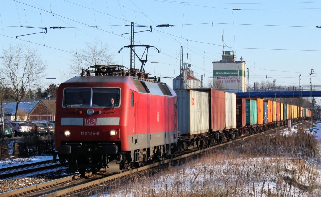 ... und heute die BR 120 145-8 vor einen vollen Containerzug. Tostedt den 01.02.2012