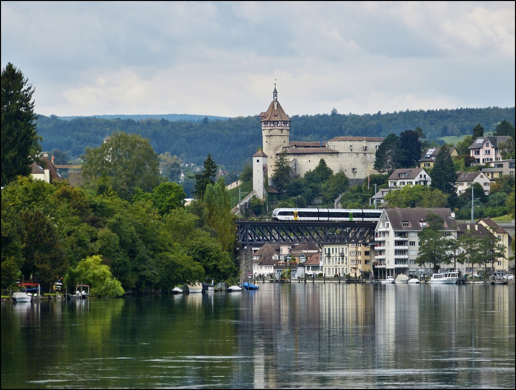 - Was Armin kann, bringe ich auch fertig - Am 13.09.2012 sind wir mit dem Schiff von Konstanz nach Schaffhausen gefahren. Kurz bevor das Schiff in Schaffhausen anlegte, fotografierte ich die mittelalterliche Festungsanlage Munot. Zu Hause am PC stellte ich fest, dass ich ein Bahnbild gemacht hatte, denn just in dem Moment befuhr ein Thurbo GTW RABe 526 die Rheinbrcke in Schaffhausen. (Jeanny)