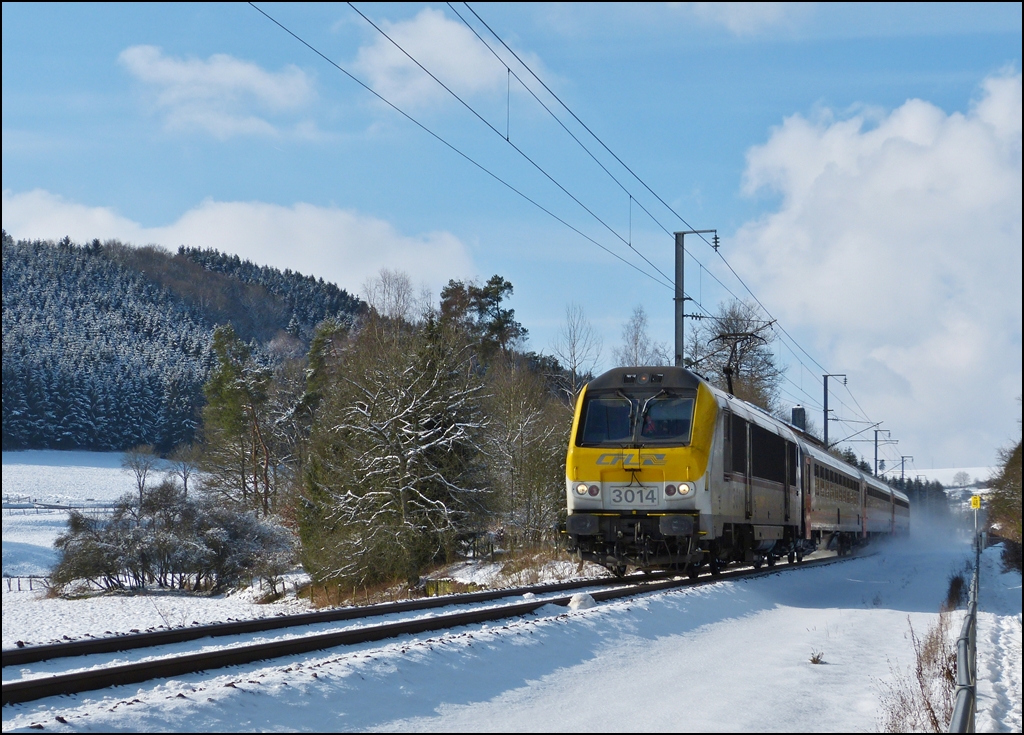 - Winter in Luxemburg - Bis in den hohen Norden des Groherzogtums mussten wir fahren, um etwas Winter zu finden. Der leicht versptete IR 115 Liers - Luxembourg durchfuhr am 09.02.2013 das verschneite Tal der Wiltz zwischen Troisvierges und Maulusmhle. (Jeanny)