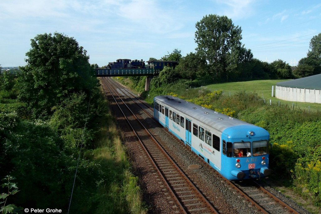   Wipperliese   Esslinger Triebwagen VT 408 fhrt gerade als RB von Wippra nach Klostermansfeld --> oben auf der Brcke rollt (leider gnzlich ohne Rauchfahne, daher kaum zu sehen) die Mansfelder Bergwerksbahn mit Lok Nr. 20 (750 mm Spurweite) vor Sonderzug Richtung Station Bocksthal, fotografiert bei Klostermansfeld am 04.08.2012 --> Der Triebwagen der Kreisbahn Mansfelder Land fhrt rechts auf der kurz zuvor in weitem Bogen eingeschwenkten KBS 337 Wippra - Helbra, wogegen das linke Gleis zur eingleisigen Hauptstrecke KBS 335 Magdeburg - Erfurt gehrt. 