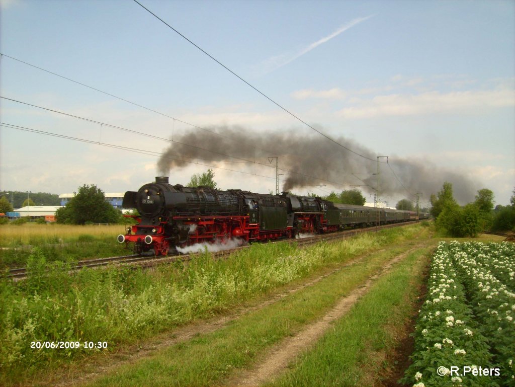 01 1066 und 01 533 ziehen ein Sonderzug der IGE bei Obertraublingen. 20.06.09