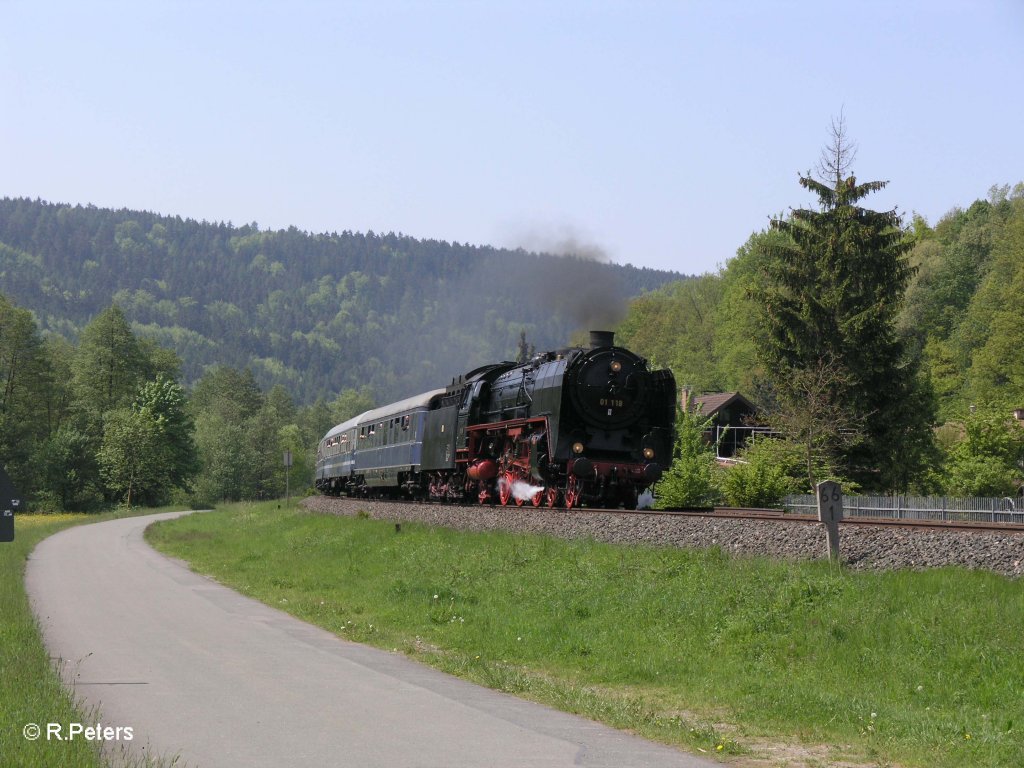 01 118 zieht bei Kauernburg ein Sonderzug nach Neuenmarkt-Wirsberg. 22.05.10