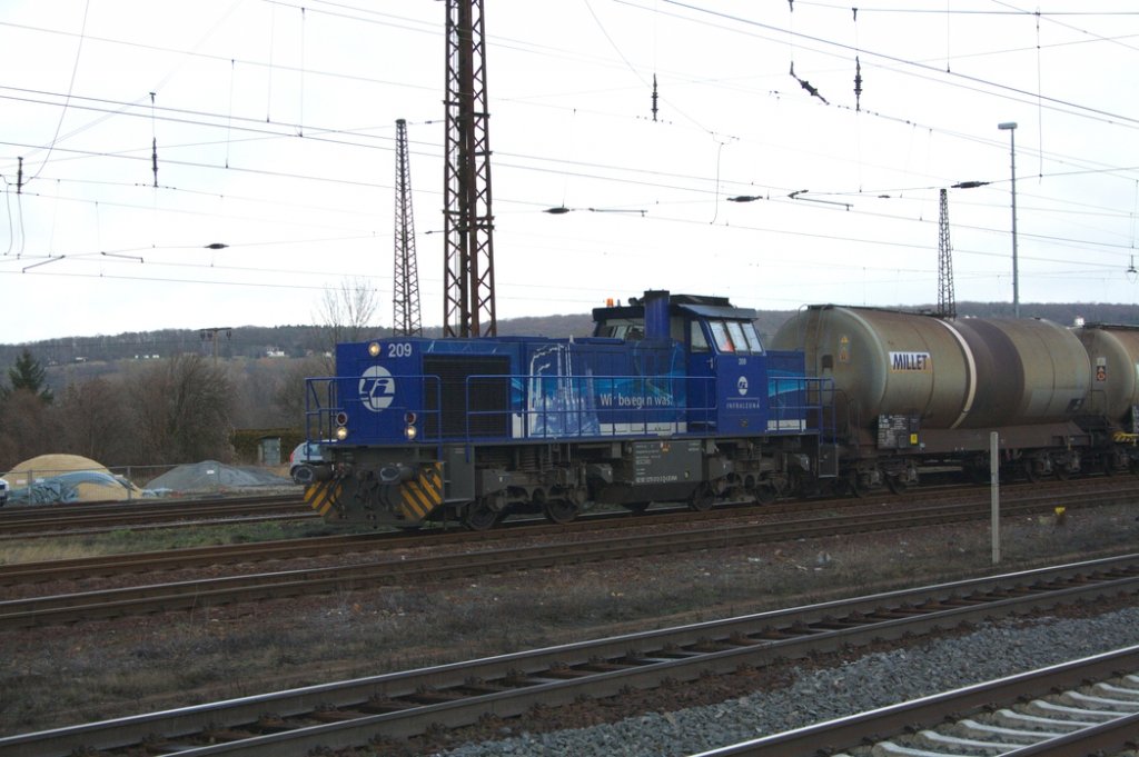 01.01.2013 - 13:18 Uhr, Naumburg Hbf. Eine G1206 der InfraLeuna GmbH (Lok 209) bringt Kesselwagen zur Abstellung nach Karsdorf.