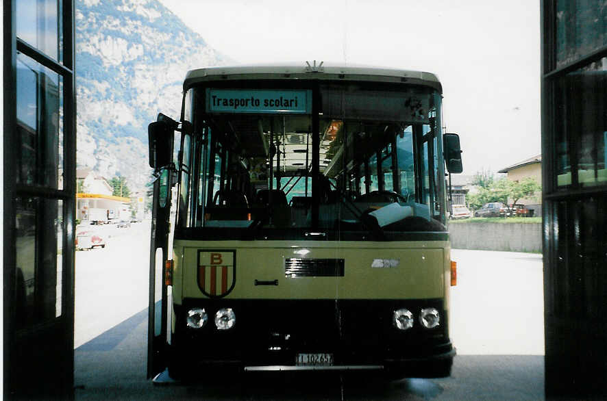 (024'120) - ABl Biasca - Nr. 7/TI 102'657 - FBW/FHS am 13. Juli 1998 in Biasca, Garage