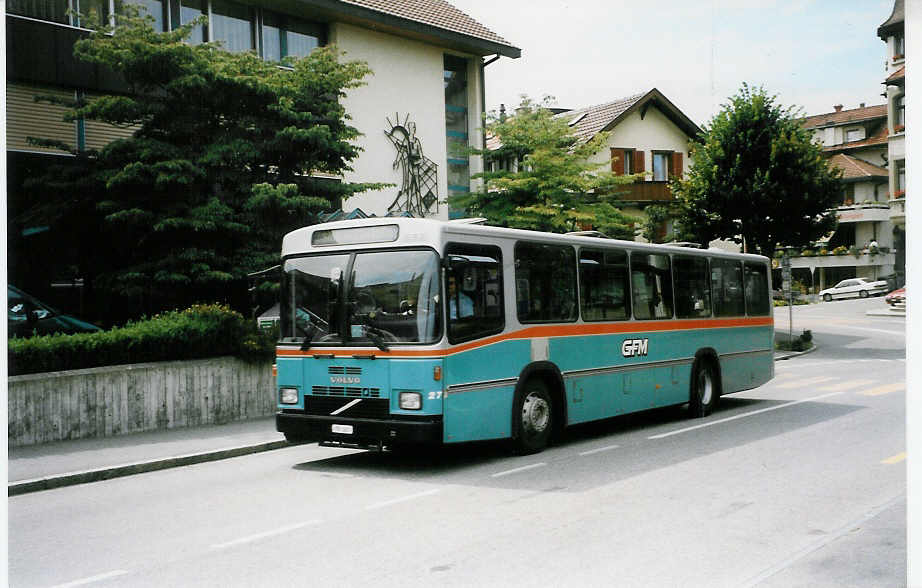 (025'235) - GFM Fribourg - Nr. 27/FR 361 - Volvo/R&J am 15. August 1998 beim Bahnhof Schwarzenburg