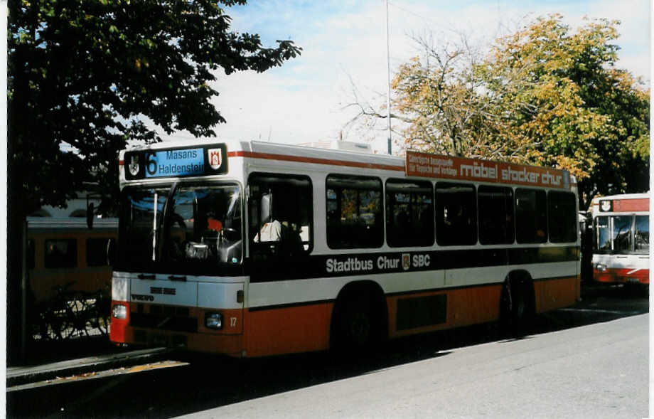 (026'825) - SBC Chur - Nr. 17/GR 97'517 - Volvo/Lauber (ex Roth, Chur Nr. 10) am 6. Oktober 1998 beim Bahnhof Chur