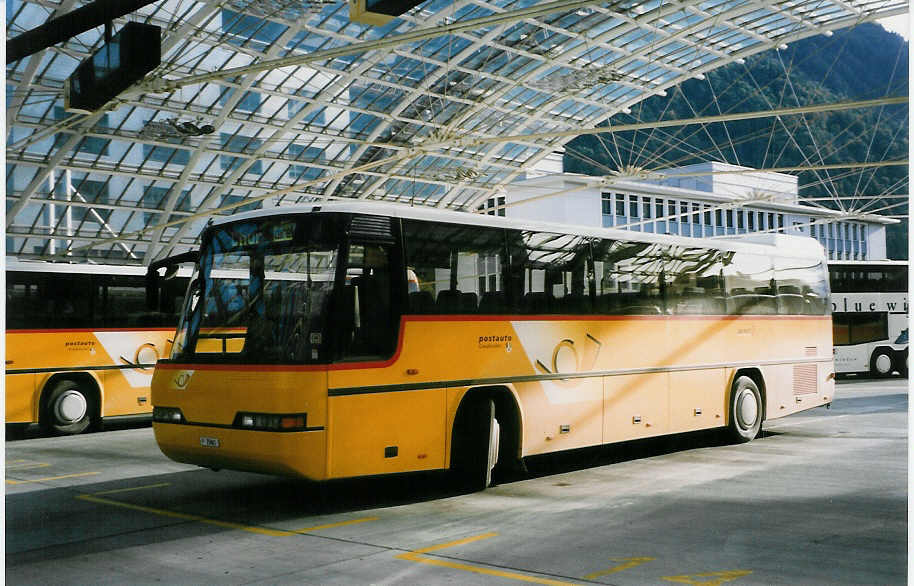 (026'829 - PTT-Regie - P 25'861 - Neoplan am 6. Oktober 1998 in Chur, Postautostation