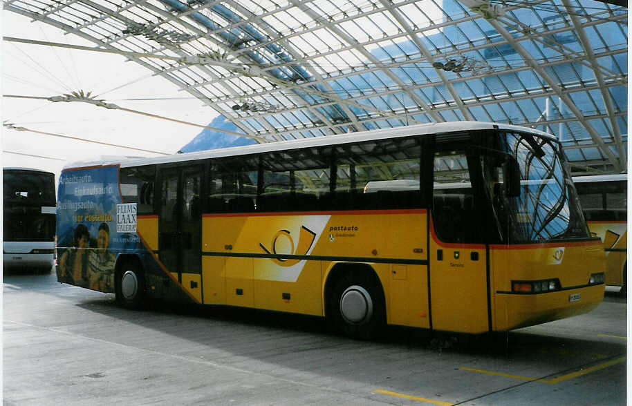 (026'832) - PTT-Regie - P 25'115 - Neoplan am 6. Oktober 1998 in Chur, Postautostation