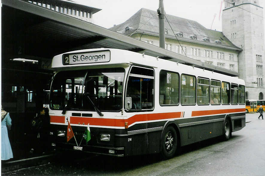 (026'919) - VBSG St. Gallen - Nr. 214/SG 141'214 - Saurer/Hess am 8. Oktober 1998 beim Bahnhof St. Gallen