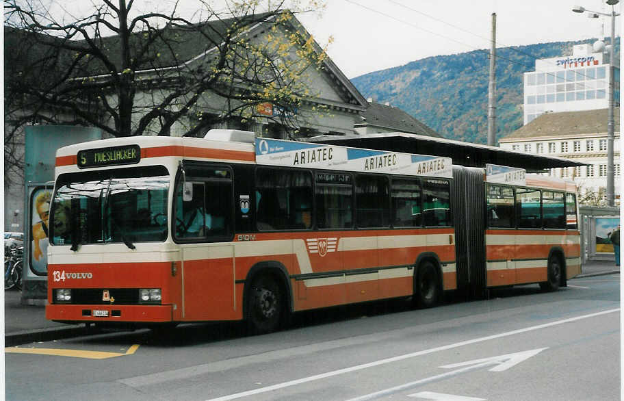 (027'412) - VB Biel - Nr. 134/BE 446'134 - Volvo/R&J am 12. Oktober 1998 beim Bahnhof Biel