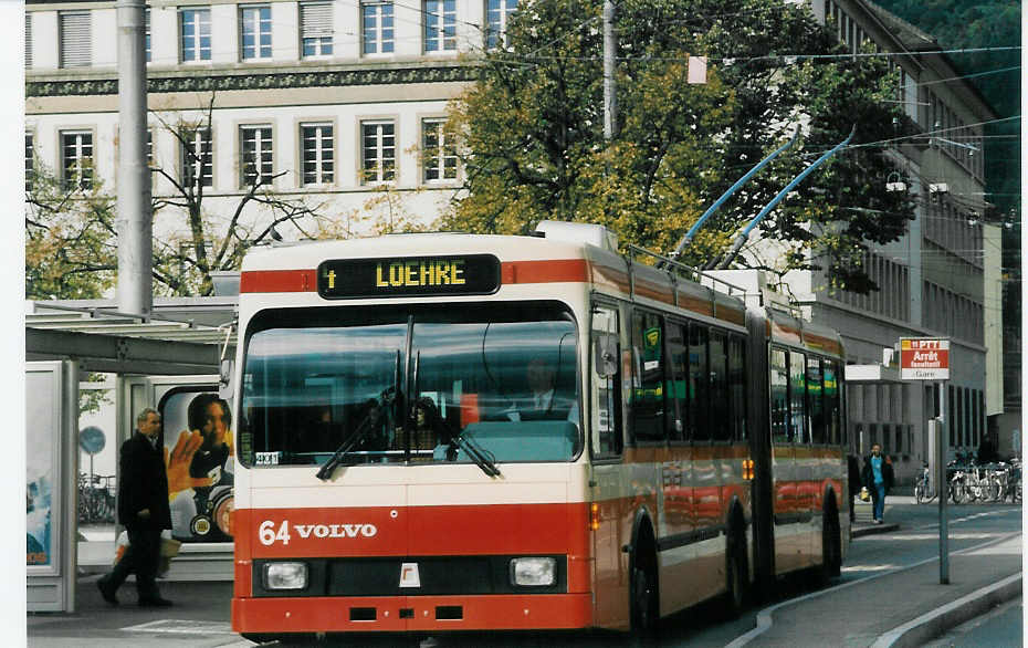 (027'418) - VB Biel - Nr. 64 - Volvo/R&J Gelenktrolleybus am 12. Oktober 1998 beim Bahnhof Biel