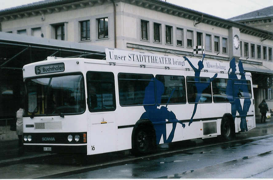 (027'830) - VBSH Schaffhausen - Nr. 16/SH 38'016 - Scania/FHS am 16. November 1998 beim Bahnhof Schaffhausen