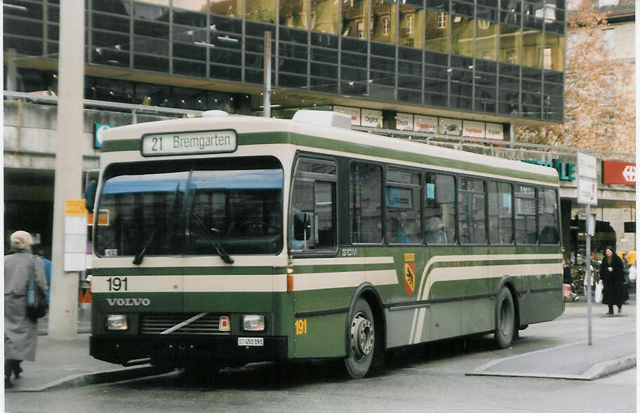 (028'311) - SVB Bern - Nr. 191/BE 451'191 - Volvo/Gangloff am 19. Dezember 1998 beim Bahnhof Bern