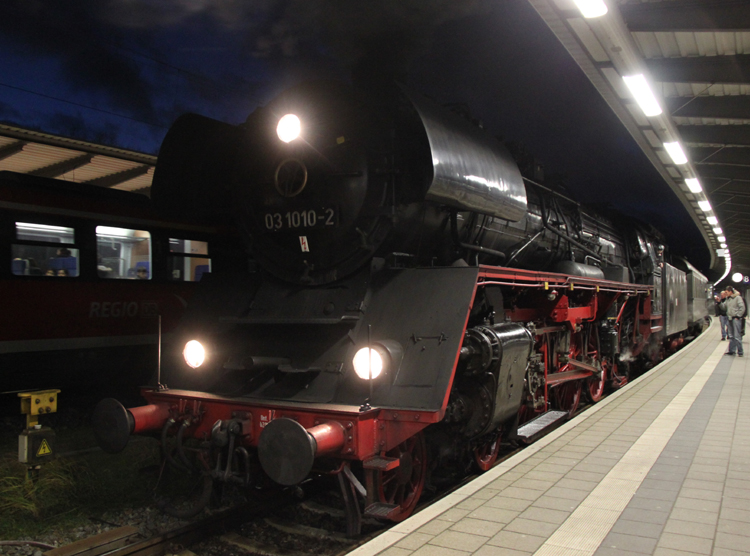 03 1010-2 mit Sonderzug 91384 von Rostock Hbf nach Berlin-Schneweide kurz vor der Ausfahrt im Rostocker Hbf.17.12.2011
