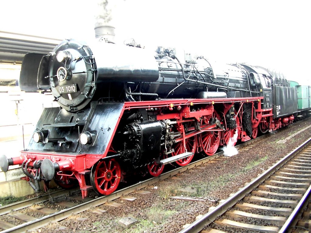 03 1010 am 27.11.2005 auf der Fahrt von Berlin nach Weimar bei einem Zwischenhalt in Naumburg/Saale Hbf.