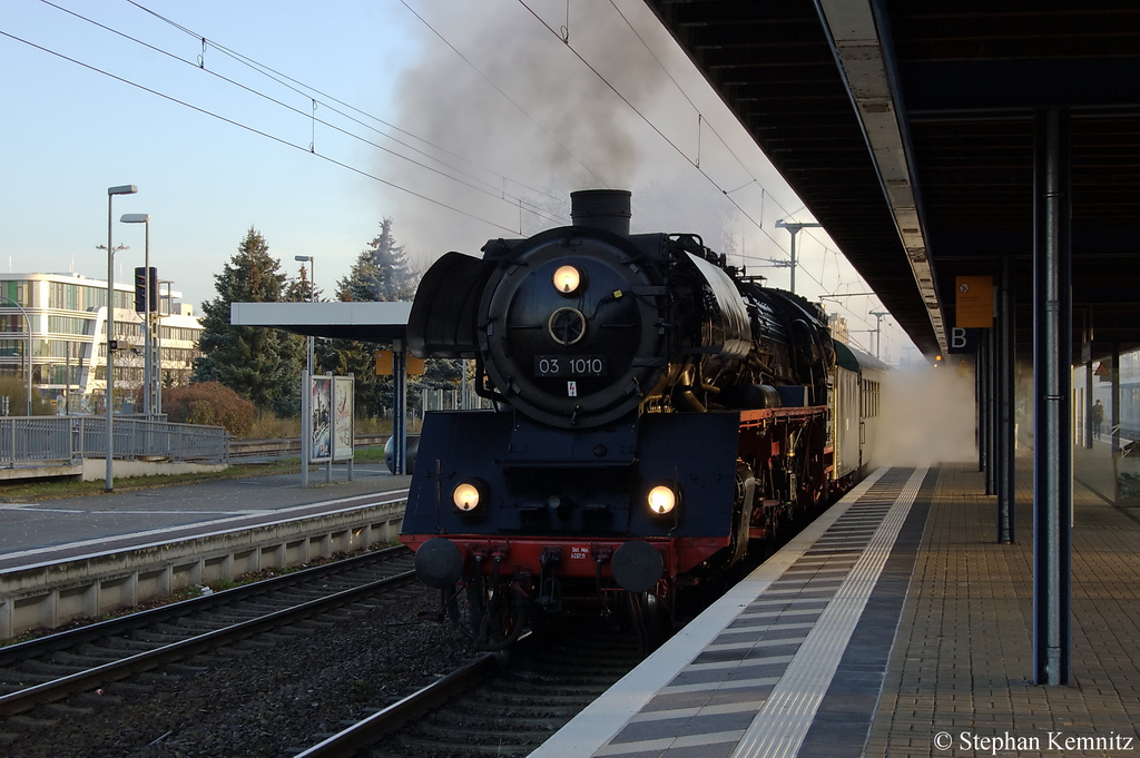 03 1010 mit einem Sonderzug (81492) von Berlin-Schneweide nach Wernigerode  Weihnachtsromantik im Harz  beim Halt im Brandenburger Hbf. 26.11.2011