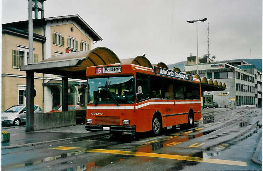 (030'918) - RVBW Wettingen - Nr. 47/AG 226'041 - Volvo/Hess am 18. April 1999 beim Bahnhof Baden