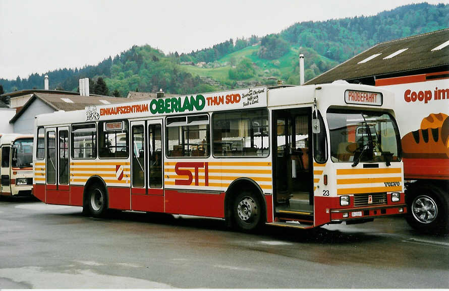 (031'435) - STI Thun - Nr. 23/BE 419'023 - Volvo/R&J (ex SAT Thun Nr. 23) am 5. Mai 1999 in Thun, Garage