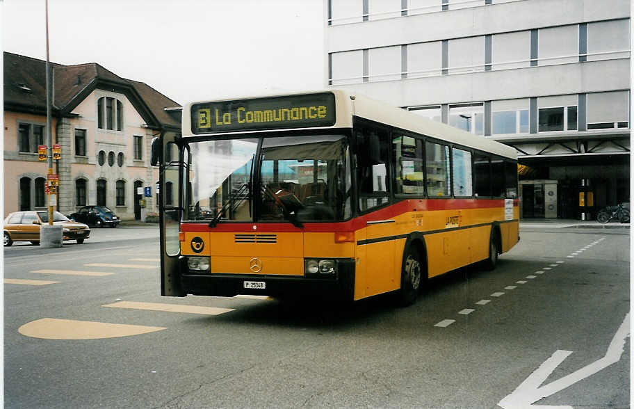 (033'913) - PTT-Regie - P 25'348 - Mercedes/R&J am 9. Juli 1999 beim Bahnhof Delmont