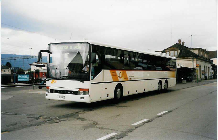 (033'915) - PTT-Regie - P 27'812 - Setra am 9. Juli 1999 beim Bahnhof Delmont